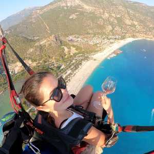 Image paragliding_drinking_wine